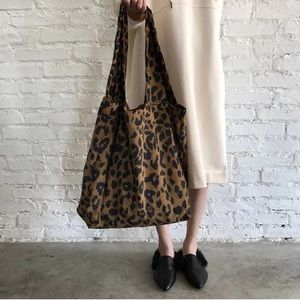 CARRY EVERYTHING LEOPARD TOTE